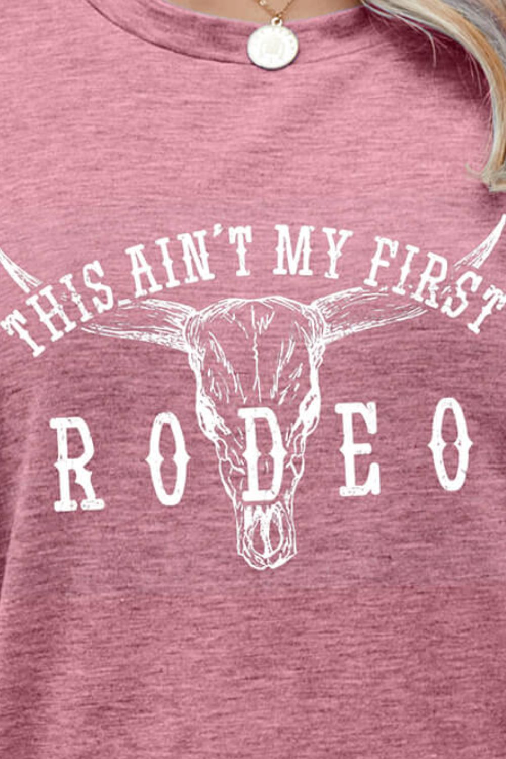 THIS AIN'T MY FIRST RODEO Tee Shirt rouge pink white lettering close up cow skull